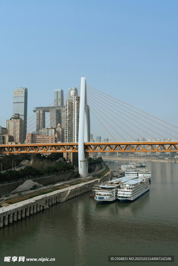 城市河畔桥梁与船只景观