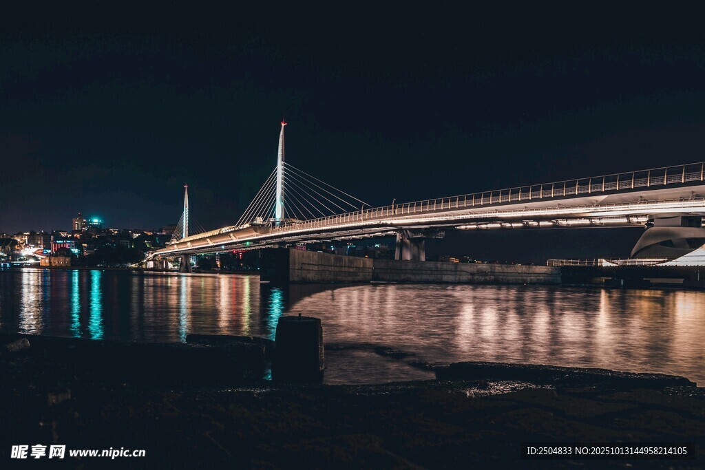 夜晚璀璨的城市桥梁景观