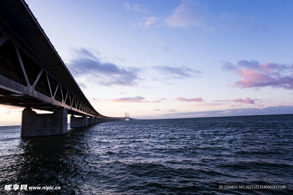 海上桥梁日落美景