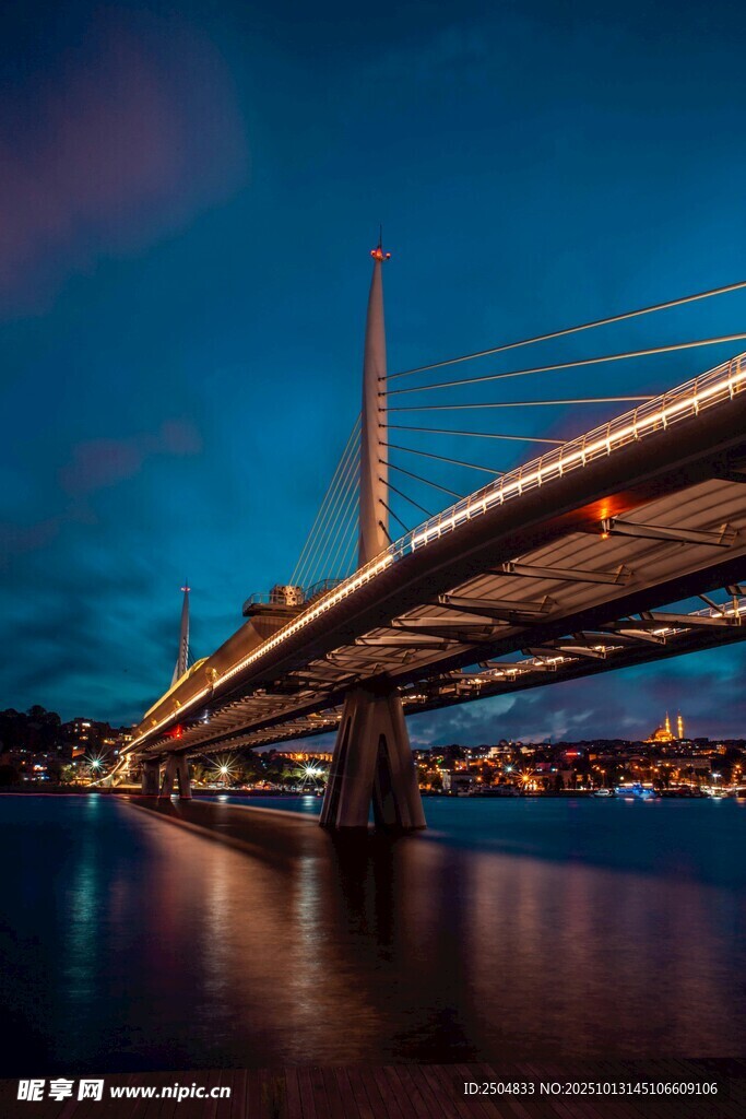 夜幕下的桥梁美景