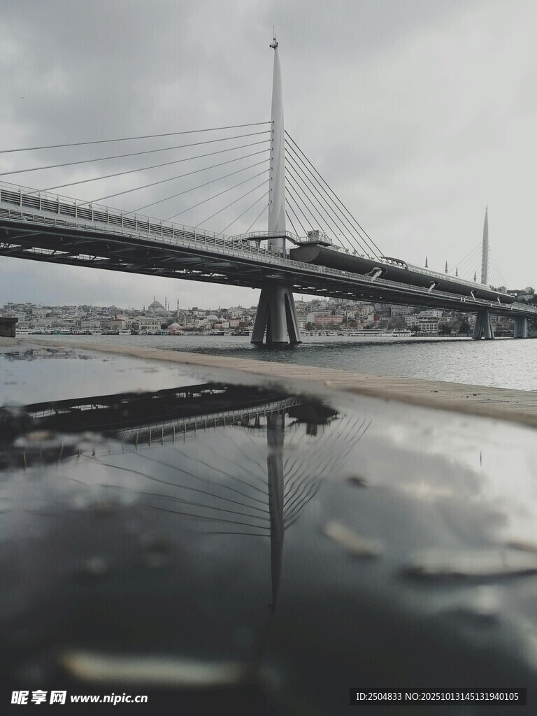 雨中大桥及其水面倒影