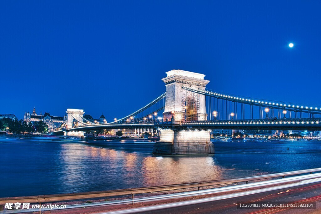 布达佩斯链桥夜景