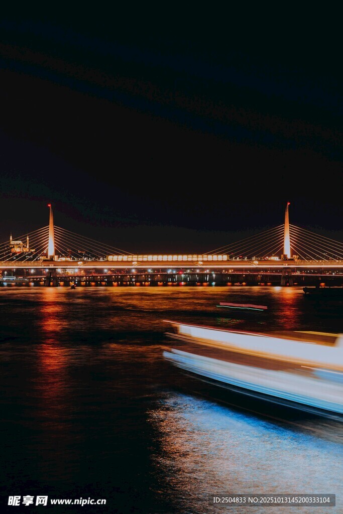 夜晚江面船只与桥梁美景
