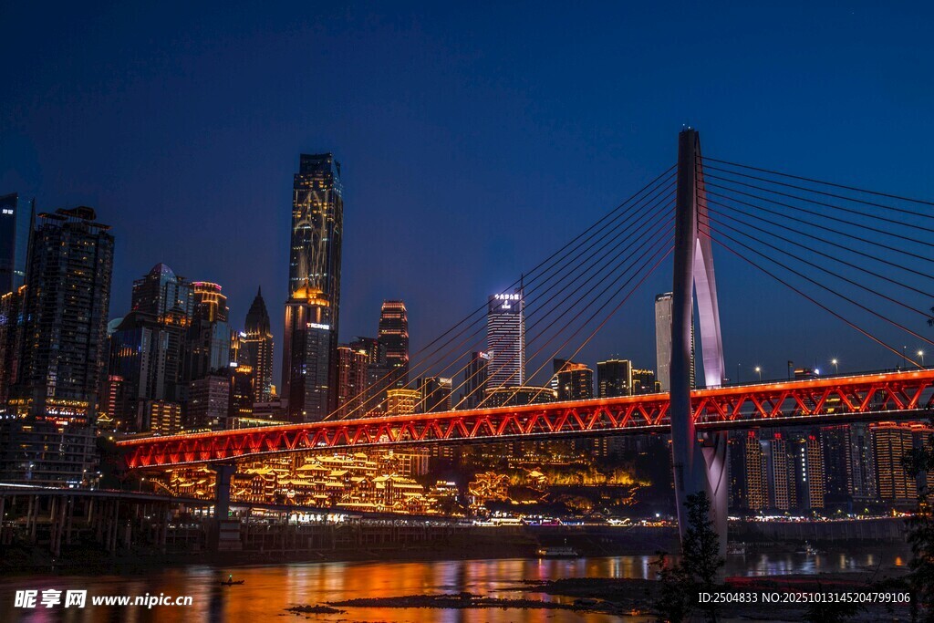 重庆夜景中的璀璨跨江大桥