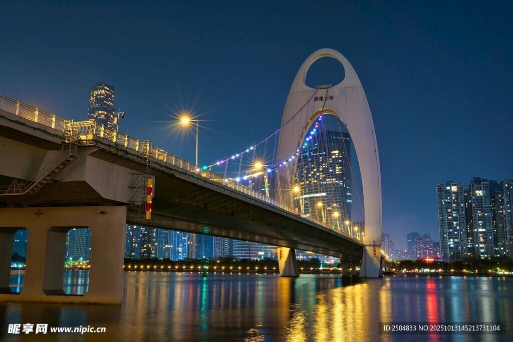 璀璨夜景下的独特桥梁