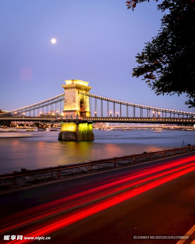 布达佩斯链桥夜景风光