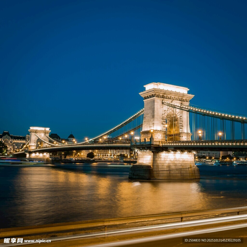 布达佩斯链桥夜景