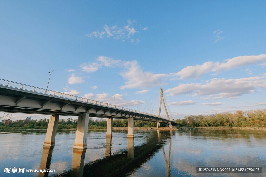 河畔桥梁风景