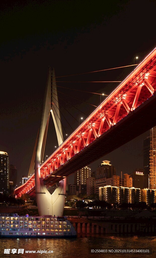 上海外滩夜景中的红色桥梁