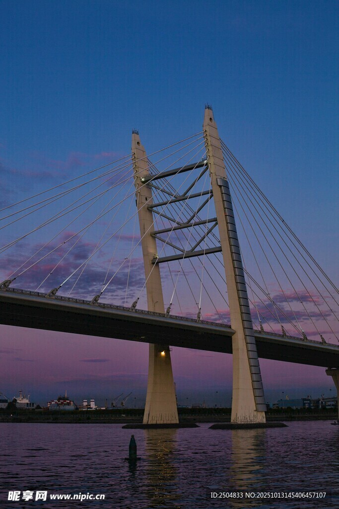 黄昏下的跨海大桥美景