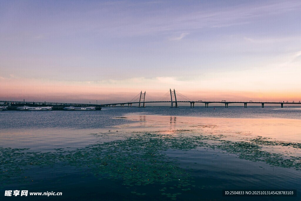 夕阳下的桥梁与水面景观