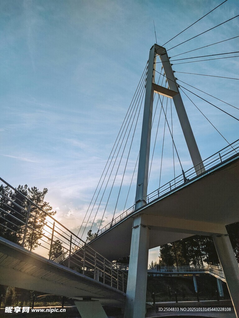 黄昏下的现代斜 桥