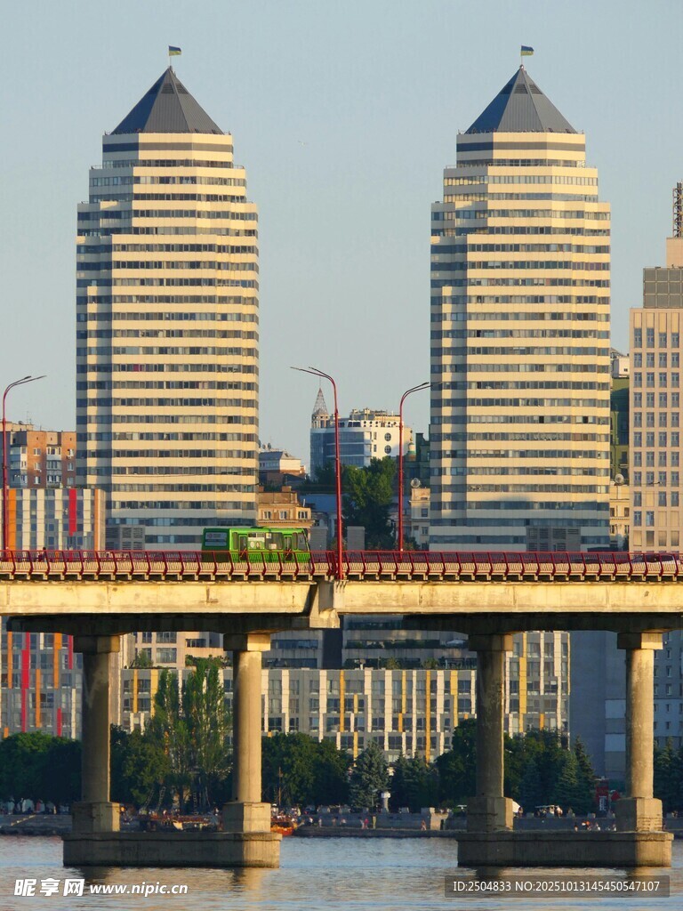 城市桥梁与双子高楼景观