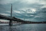 阴天下的跨海大桥景观