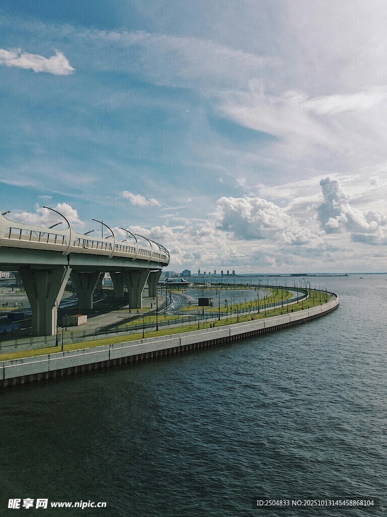 海滨现代建筑与广阔水域