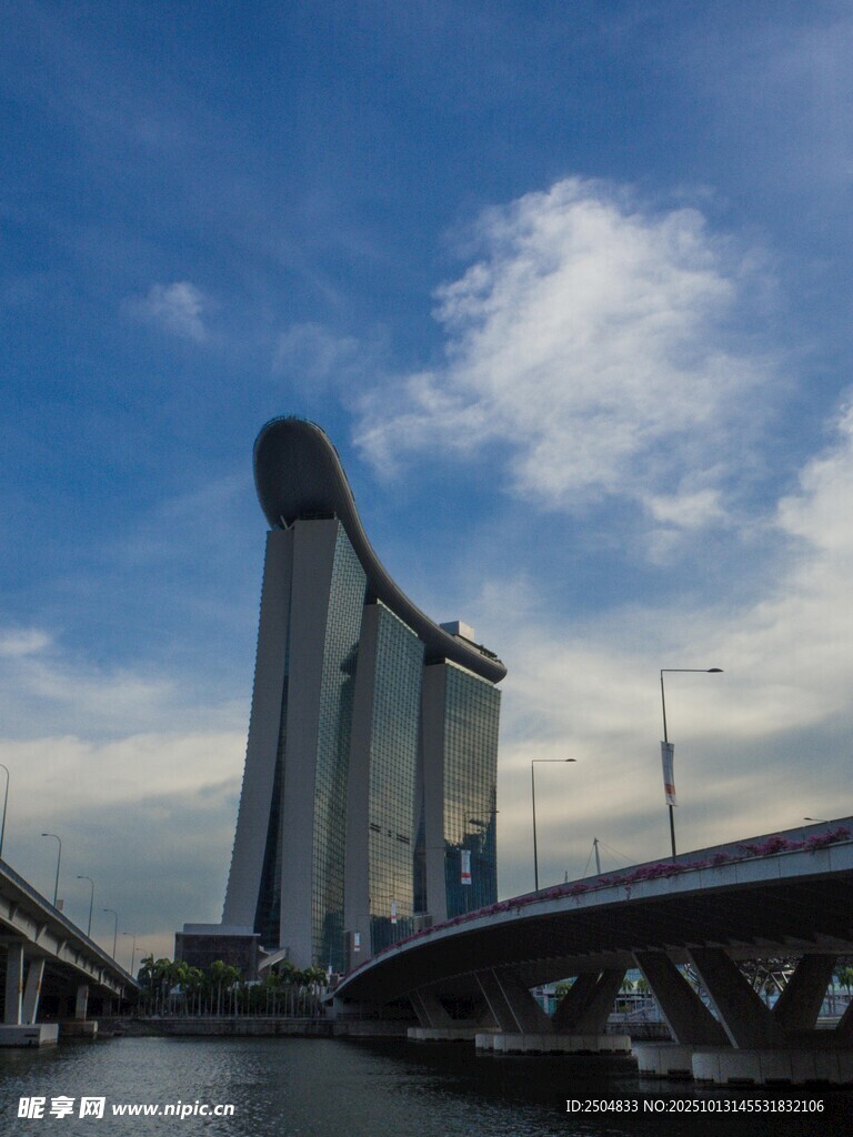 河畔现代建筑景观