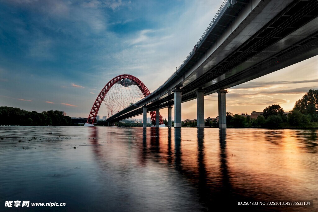 夕阳下的桥梁与水面美景