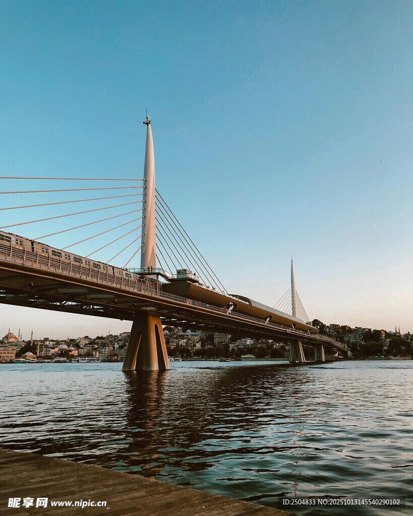 河畔斜 桥的美丽景致