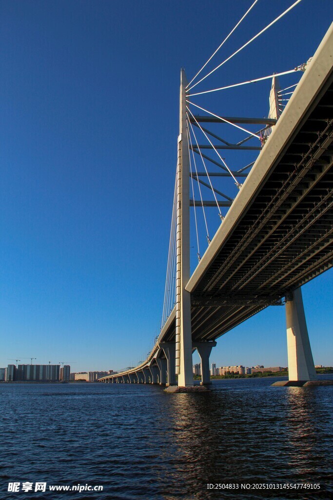 跨海大桥横跨蔚蓝海面
