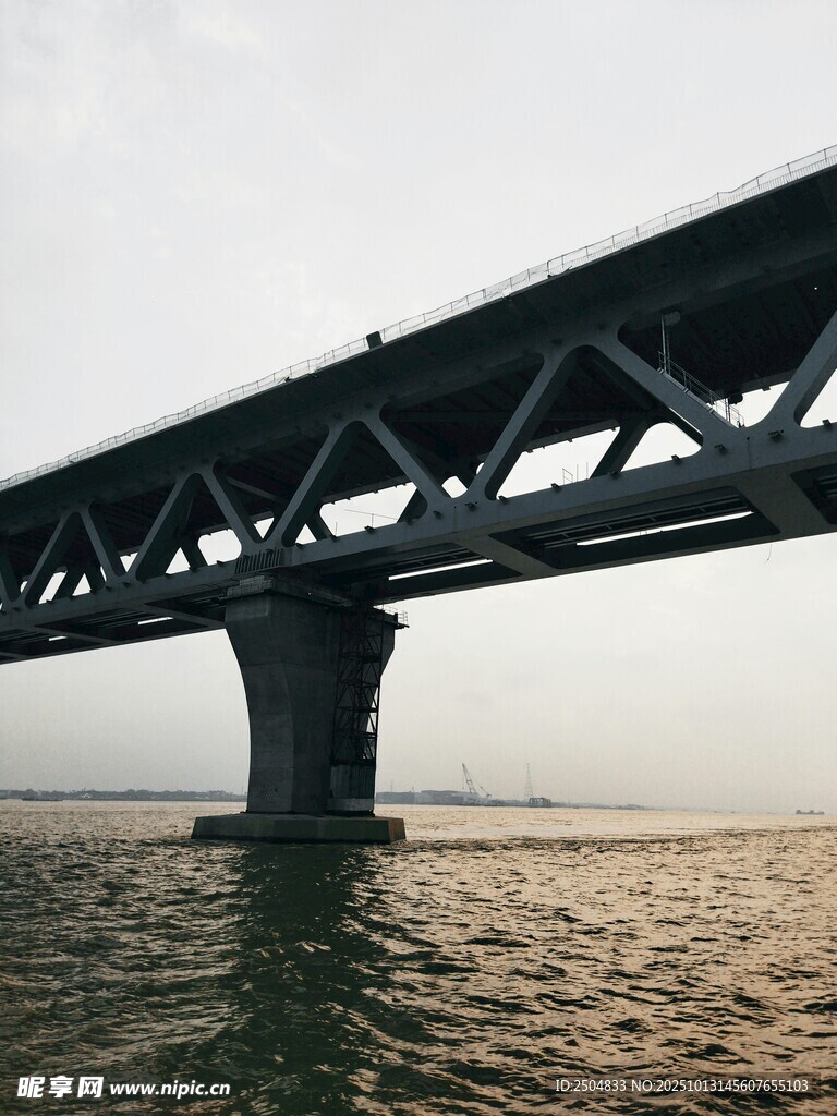 海上桥梁壮观景象