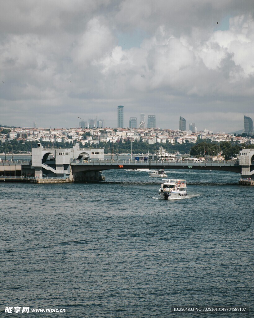海上船只与城市天际线景观