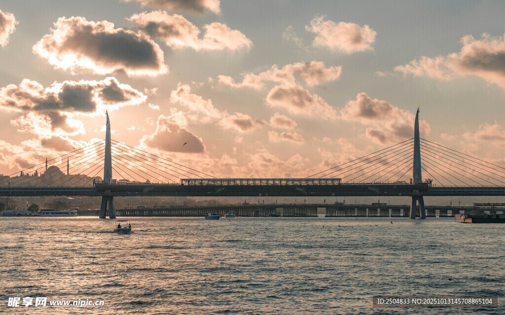 夕阳下的跨海大桥美景