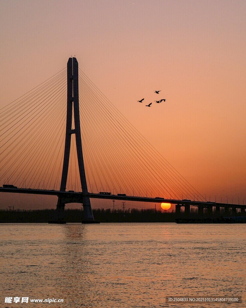 夕阳下的跨海大桥美景