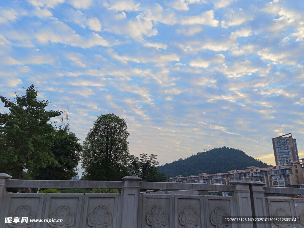 城市远山与云的梦幻景致