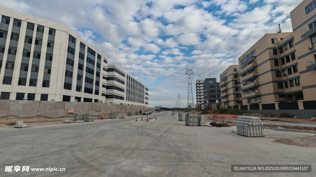 空旷城市广场建筑群
