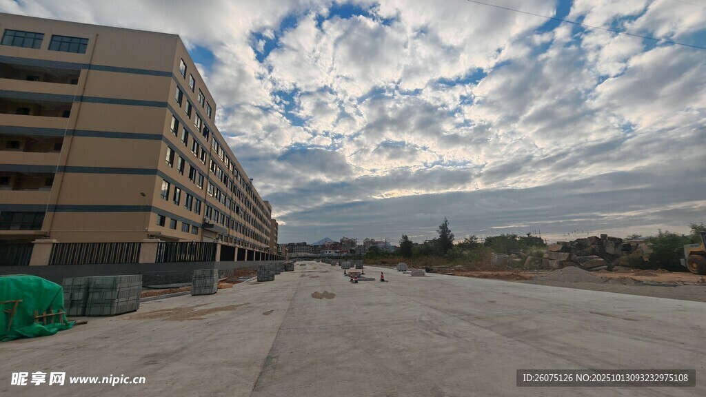 空旷建筑前的开阔道路