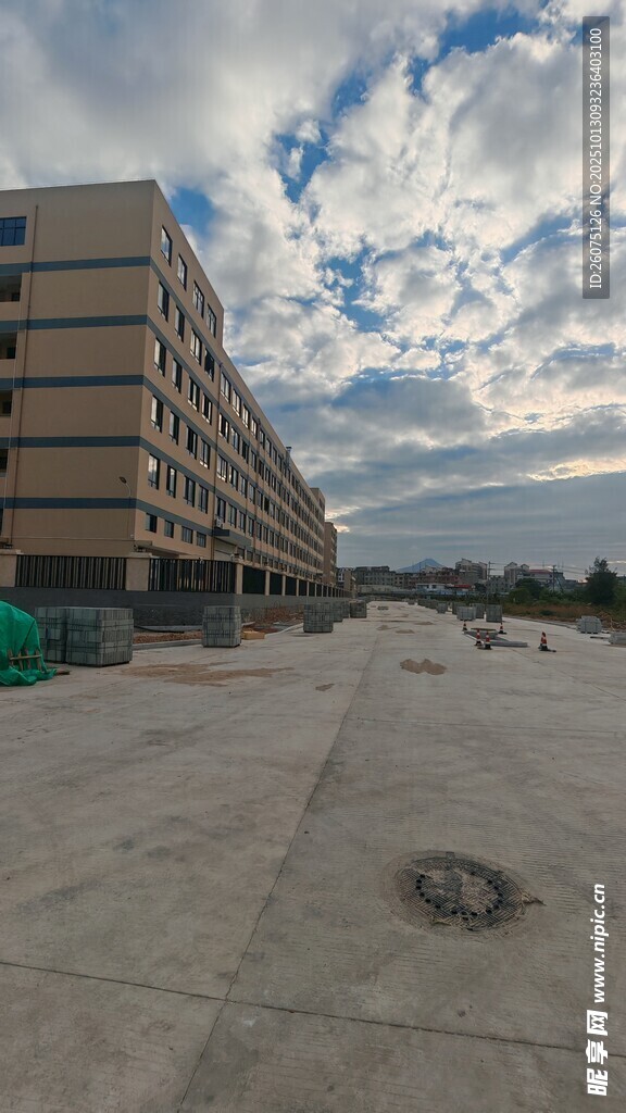 空旷场地旁的多层建筑