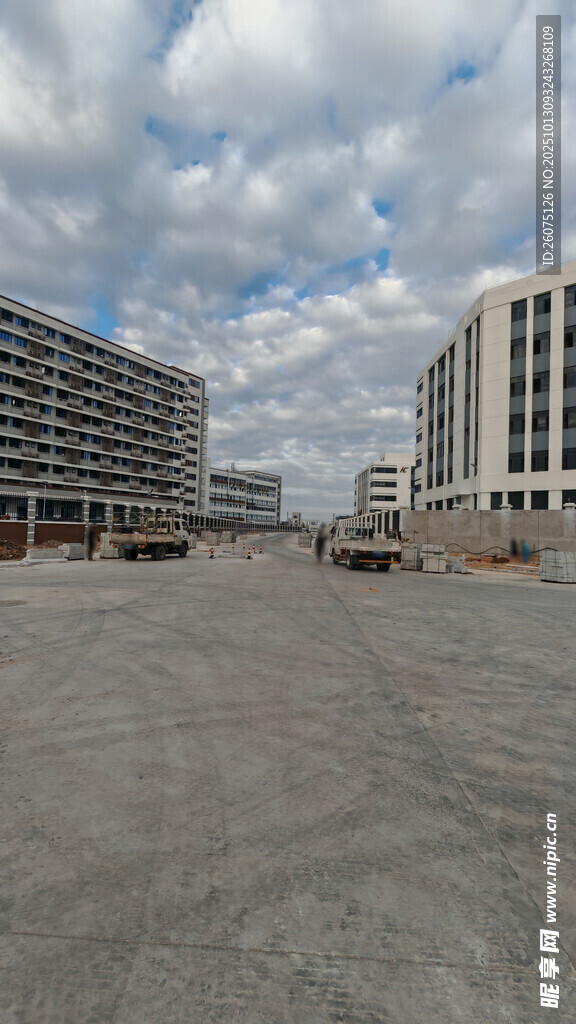 空旷工地与现代建筑景观