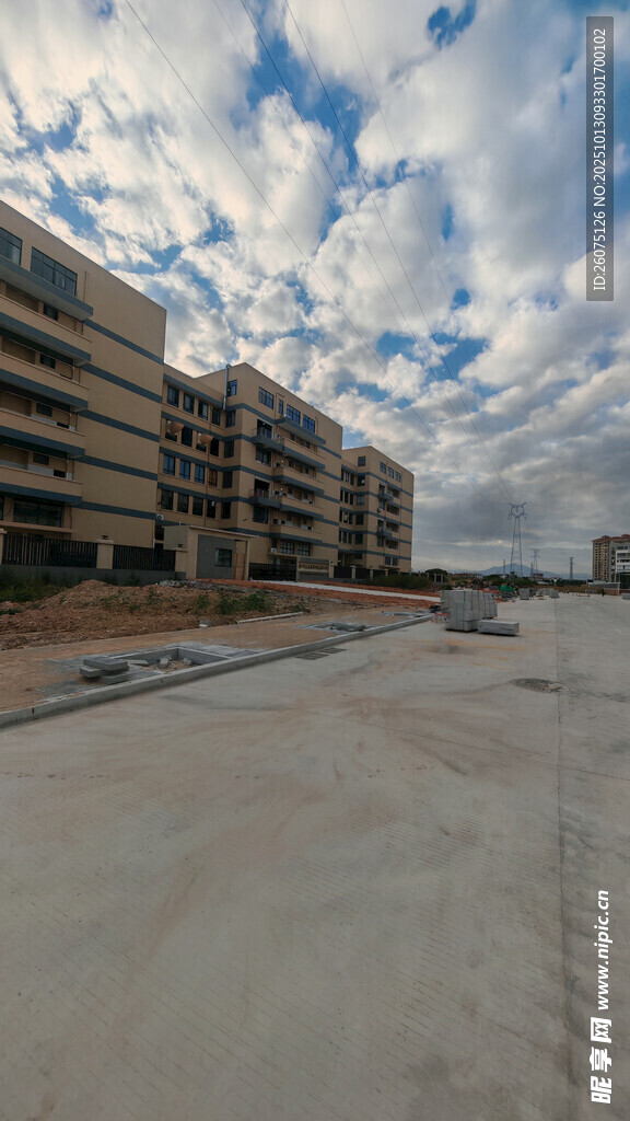 空旷道路旁的多层建筑群