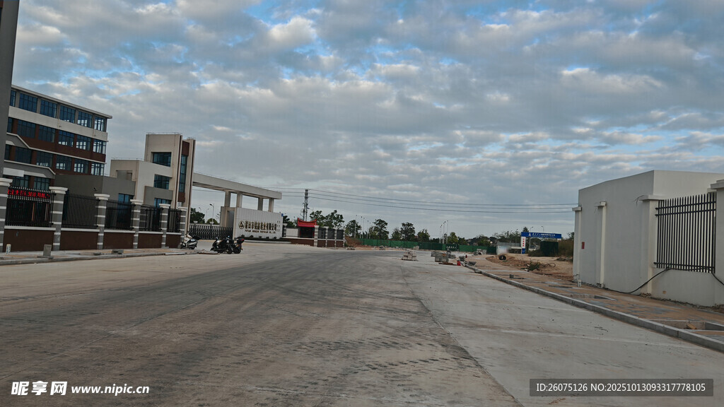 空旷工业区道路场景