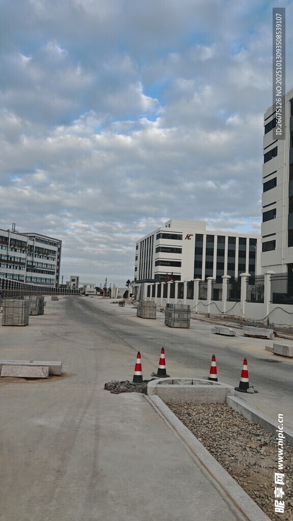 城市空旷道路施工场景