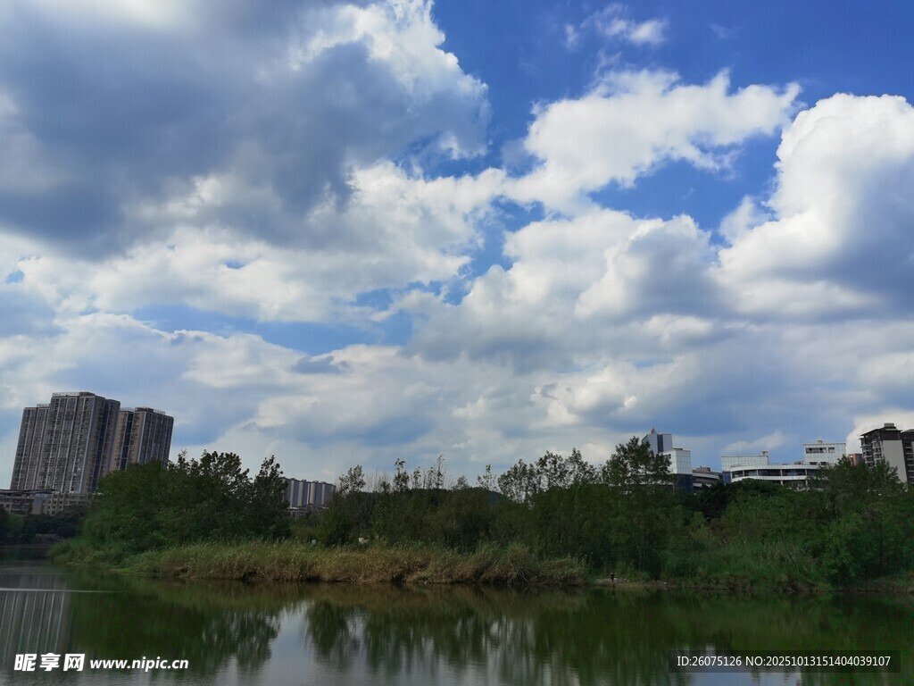 湖畔城市风光蓝天白云相伴