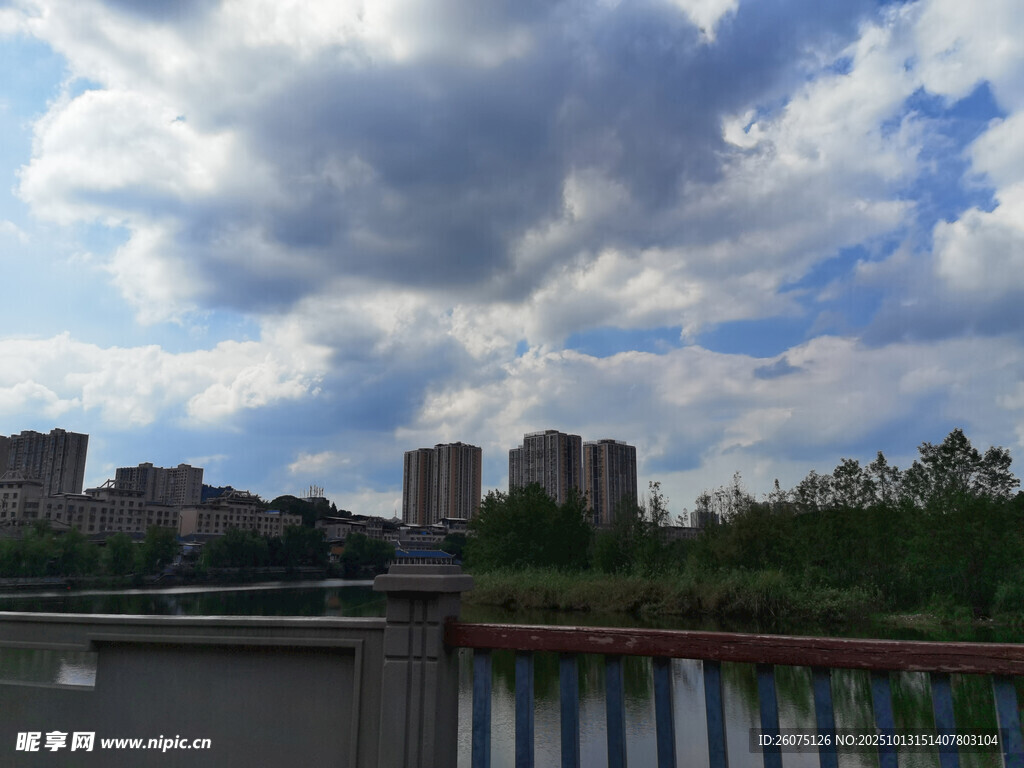 城市河畔风景