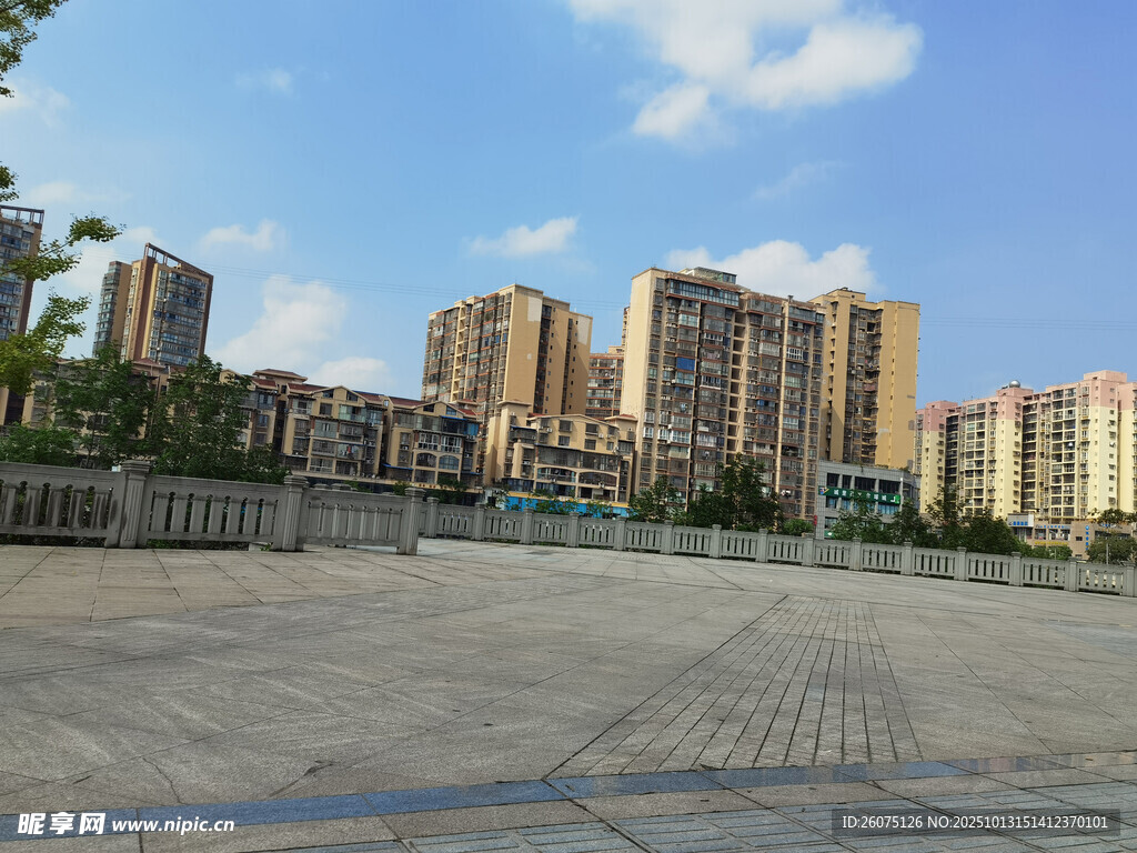 城市远景下的开阔广场