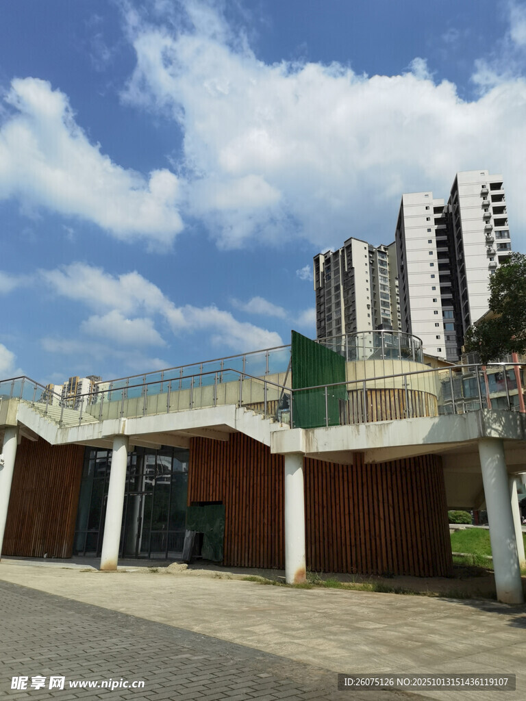 城市中现代风格过街天桥