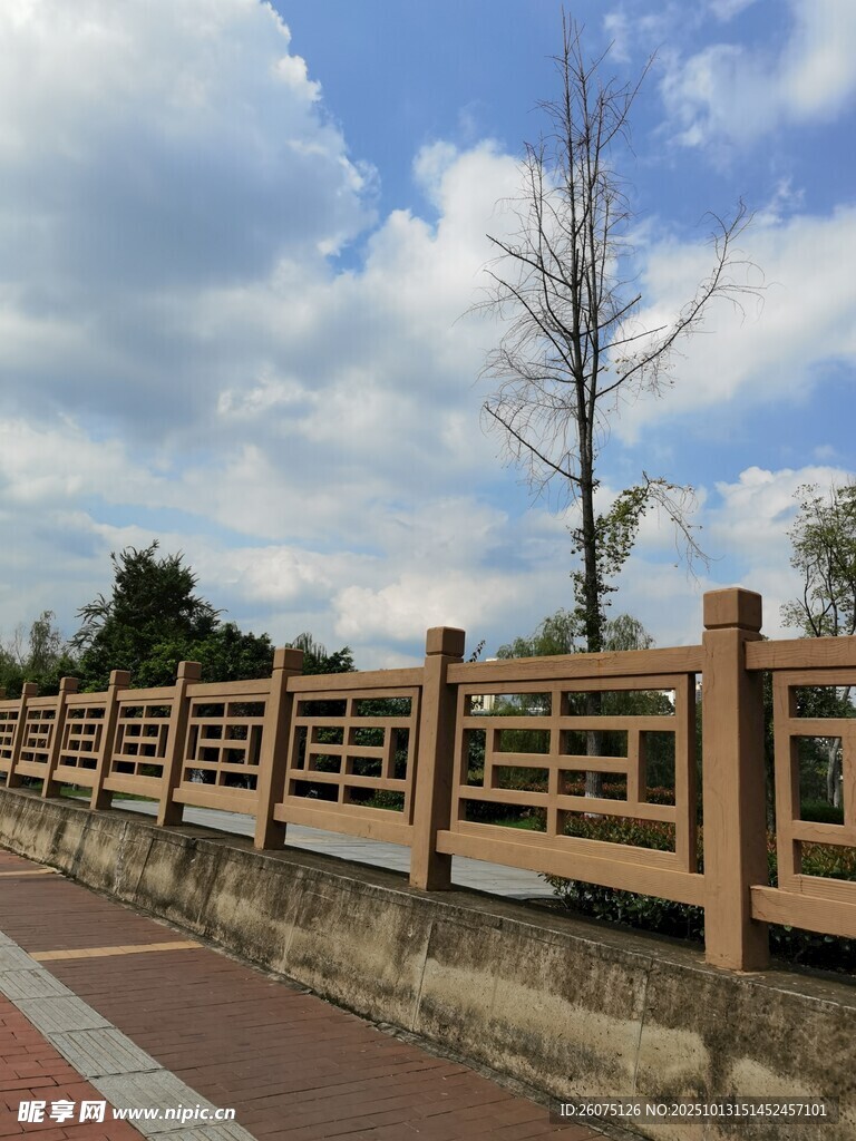 户外木质护栏风景