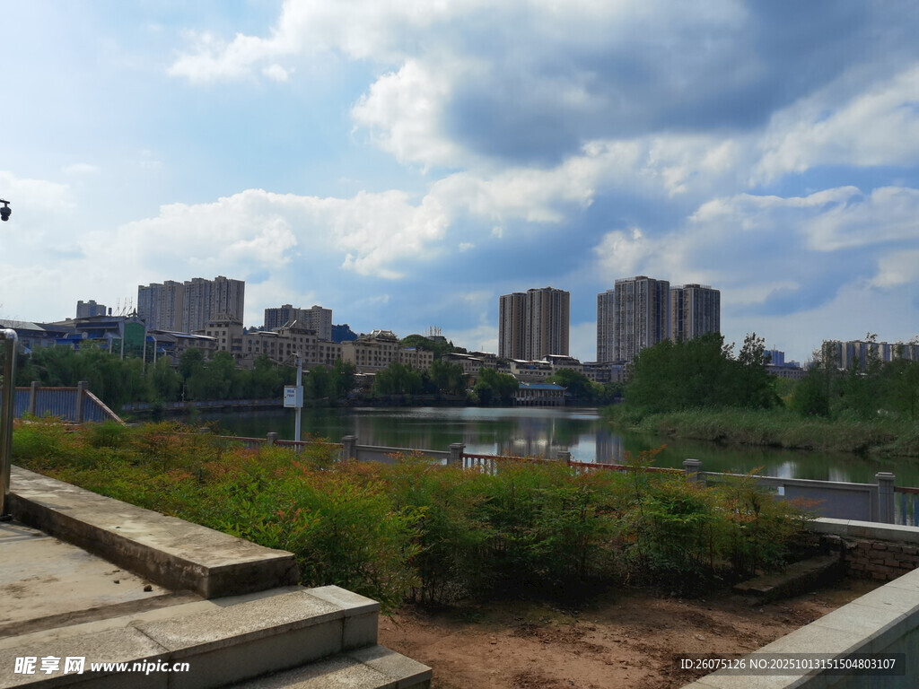 城市河畔风景