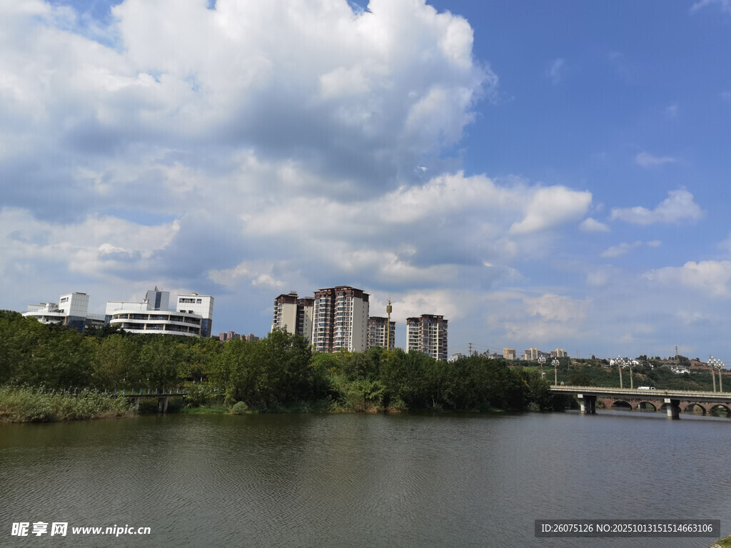 河畔城市风光