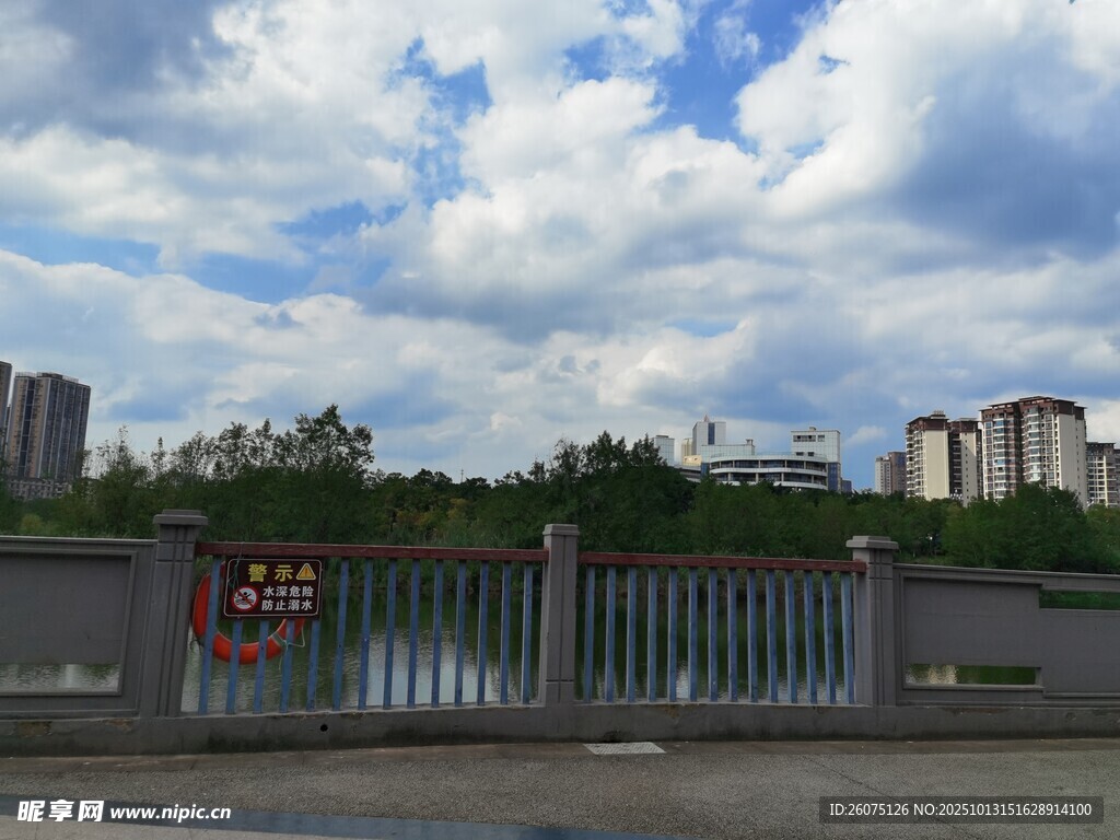 城市户外围栏与远景建筑