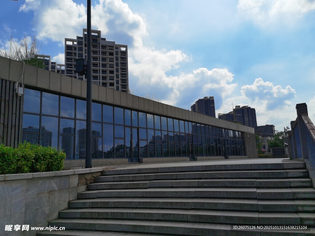 城市阶梯旁的现代建筑景观