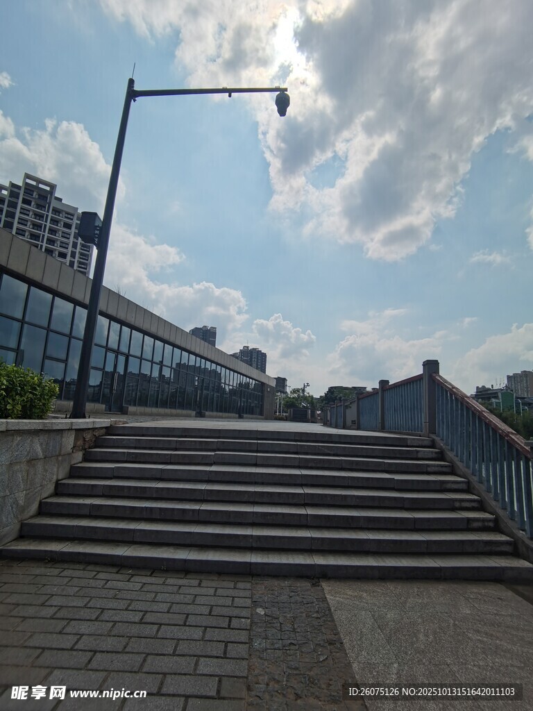 户外阶梯与蓝天白云景象