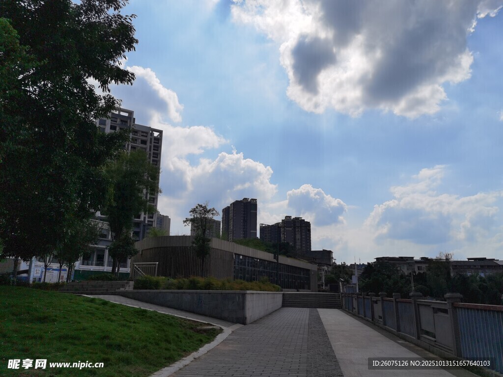 城市河畔步道风景