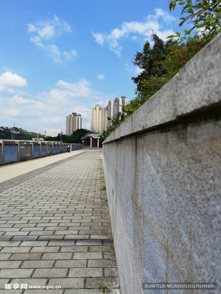 河畔石径城市中的宁静一角