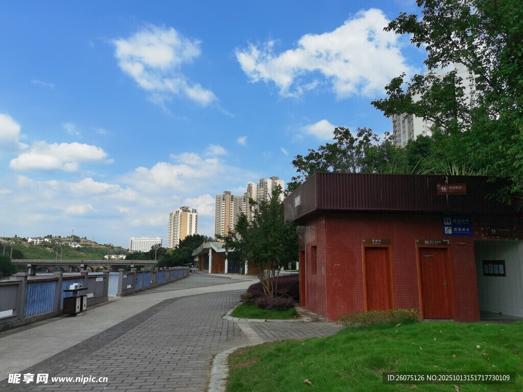 河畔红屋旁的宁静小路