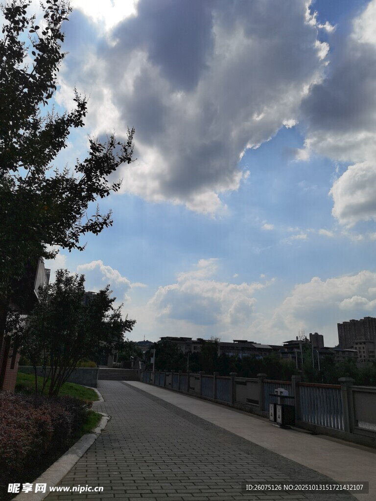 蓝天白云下的城市道路