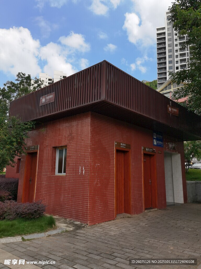 红砖小屋城市中的静谧角落